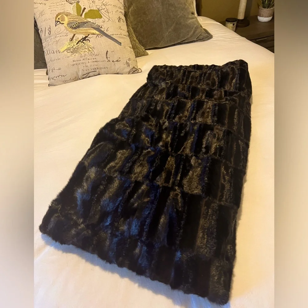 AVIVA STANOFF Chocolate Mink‎ Faux Fur Throw 50X70” New Without Tags